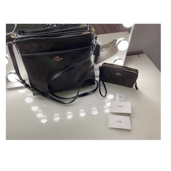 ‘Coach Crossbody and Double Zippered Wristlet’⭐️ - Picture 8 of 11